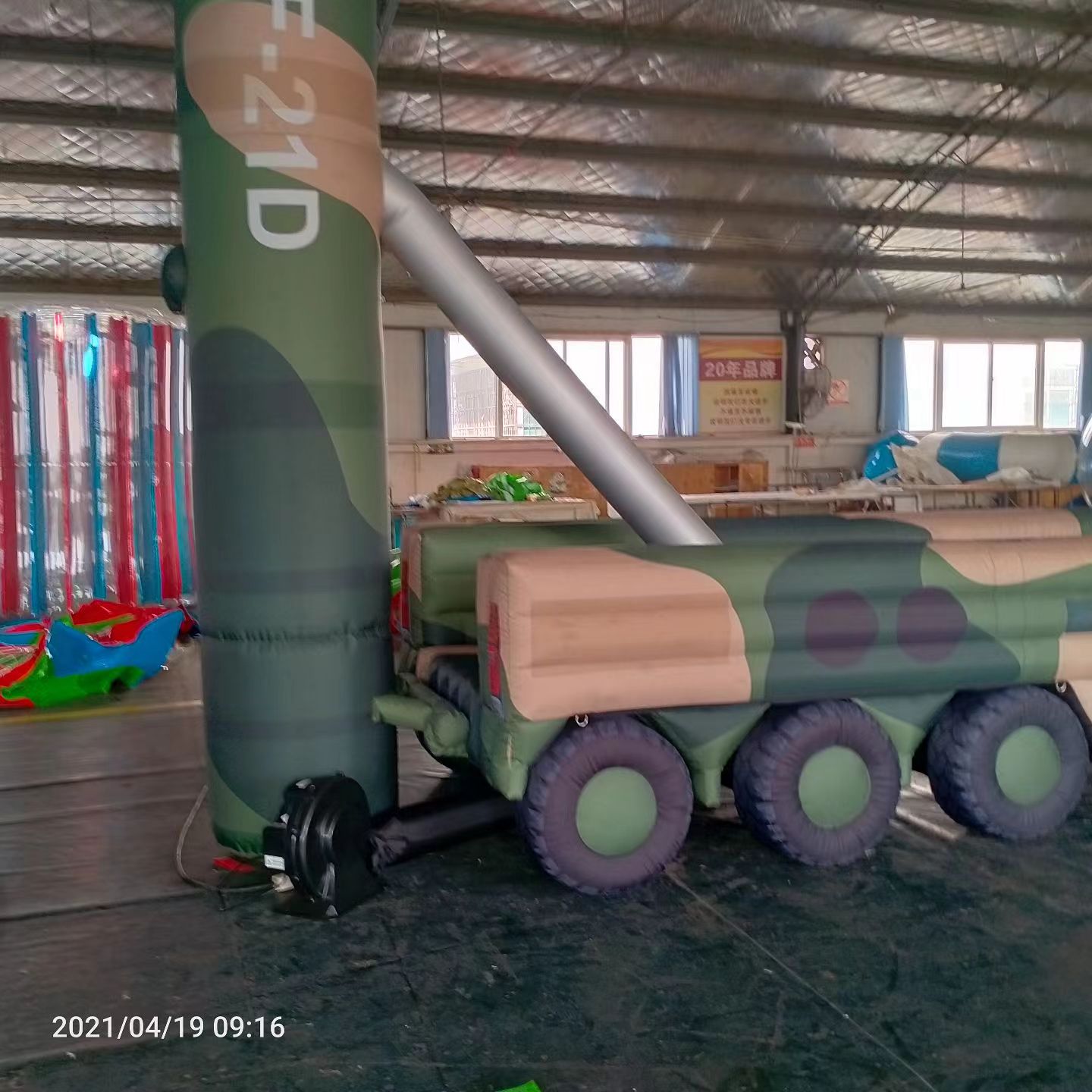 三江军事演习中的充气目标车辆：模拟发射车雷达车坦克飞机